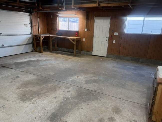 Building Photo - Studio apartment with a large garage in Eugene!