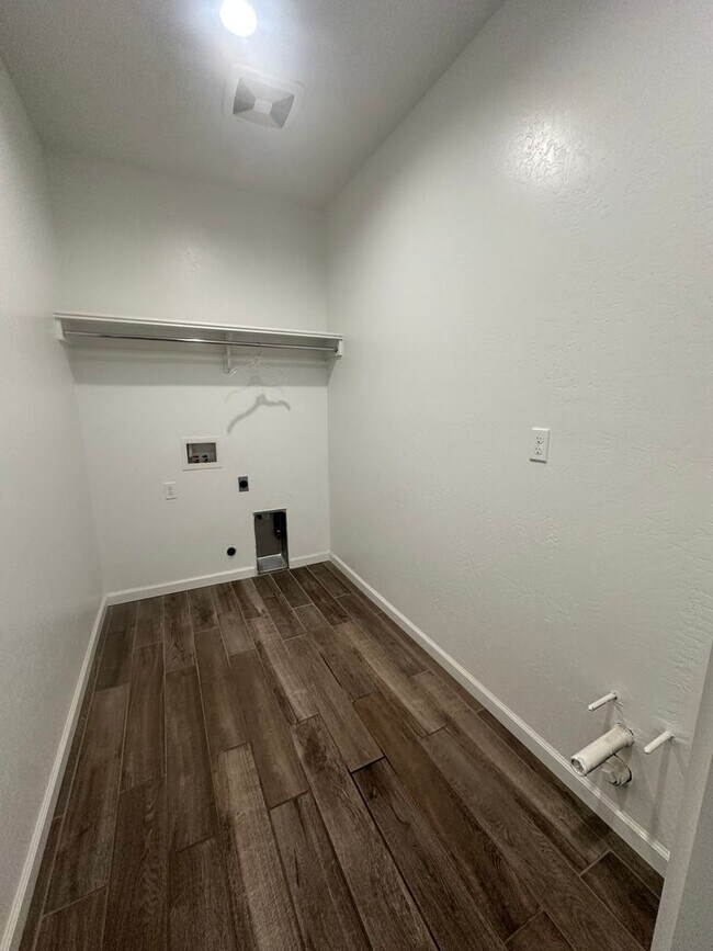 Building Photo - NW Visalia home coming soon!