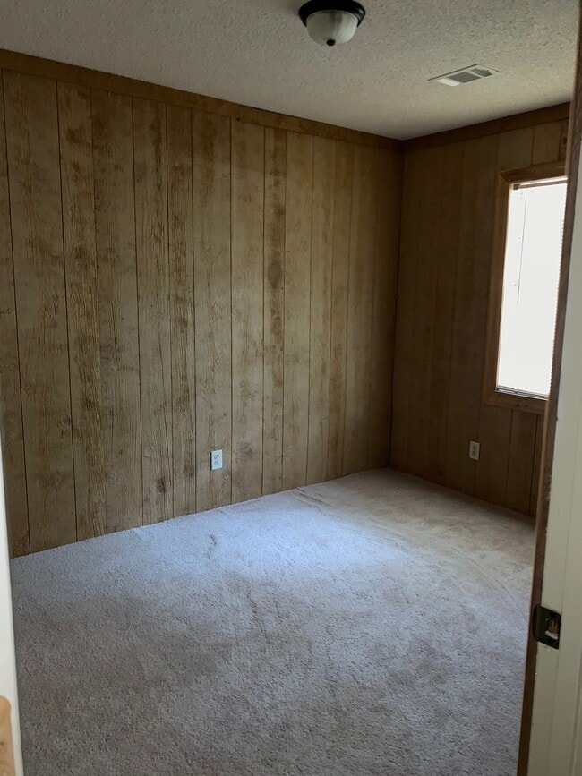 Building Photo - 3 Bed 1.5 Bath Pet Friendly Home