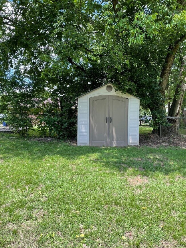 Building Photo - Precious updated 3 bed/1bath located in Oakleigh Heights
