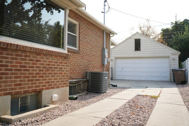 Building Photo - 2683 Glenmare St