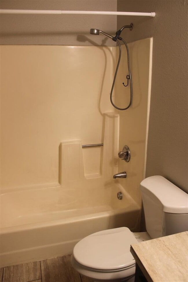 Building Photo - 2 Bedroom, 1 Bathroom Duplex!!!!