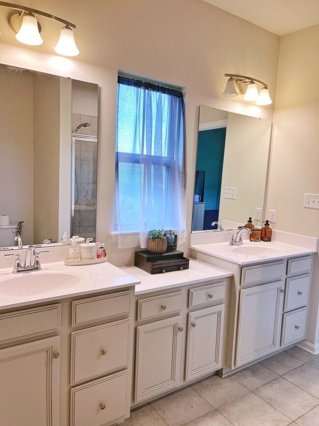 Building Photo - 3005 Lampl Ln