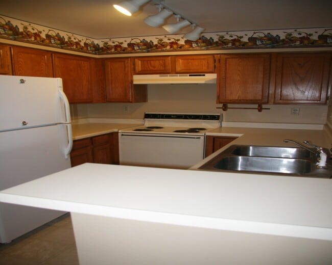 Building Photo - Charming 2 Bedroom Second Story Condo with easy access to everything!