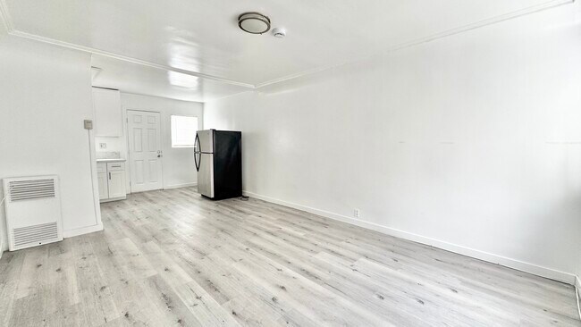 Building Photo - 517 1/2 W 42nd Pl -1/2