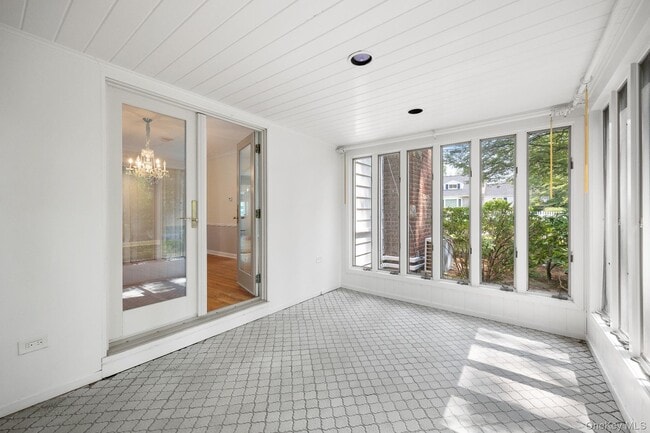 Building Photo - 1 Blackthorn Ln