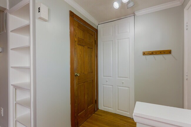 Building Photo - Bright and Spacious Townhome Living Near Reston