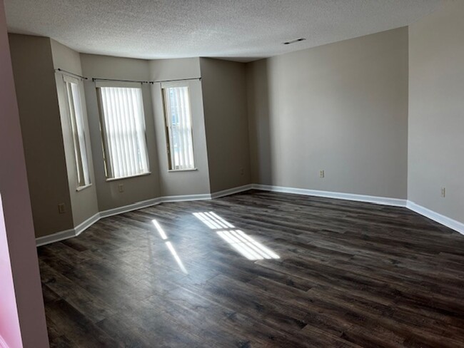 Building Photo - Maryville 37804 - 2 bedroom 2 bath condo -...