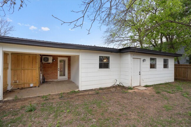 Building Photo - 10205 Old Manchaca Rd