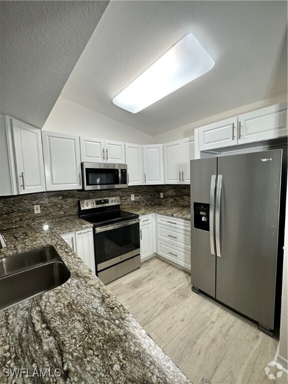 Building Photo - 8275 Key Royal Cir