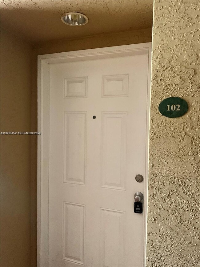 Building Photo - 529 E Sheridan St