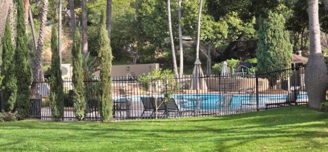 Building Photo - Large 2 Bedroom Condo in Fashion Valley!! With 2 Parking Spaces