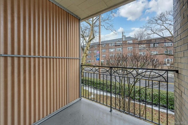 Building Photo - 505 White Plains Rd