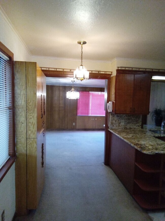 Building Photo - Old Greenacres!!