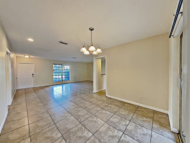 Building Photo - 631 S Crescent Dr