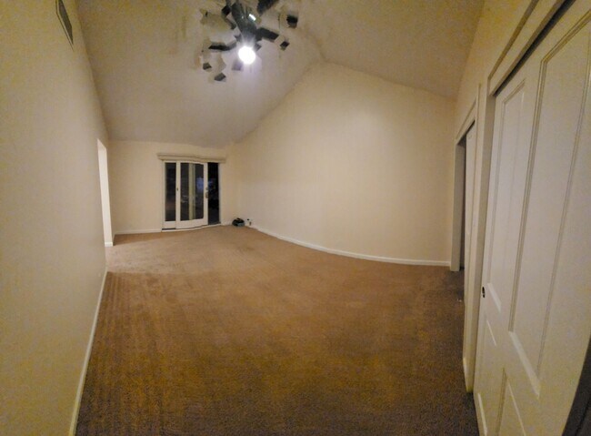 Building Photo - 5 bed 3.5 bath home close to campus!