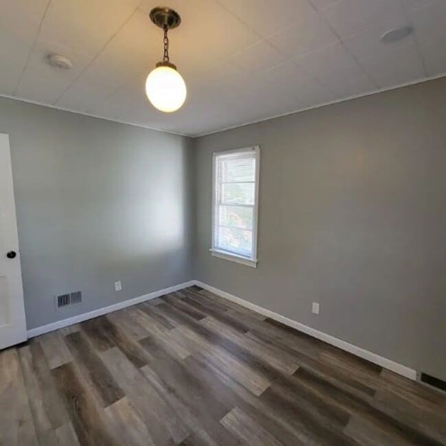 Building Photo - 3 Bedroom Home with Garage & Central Air