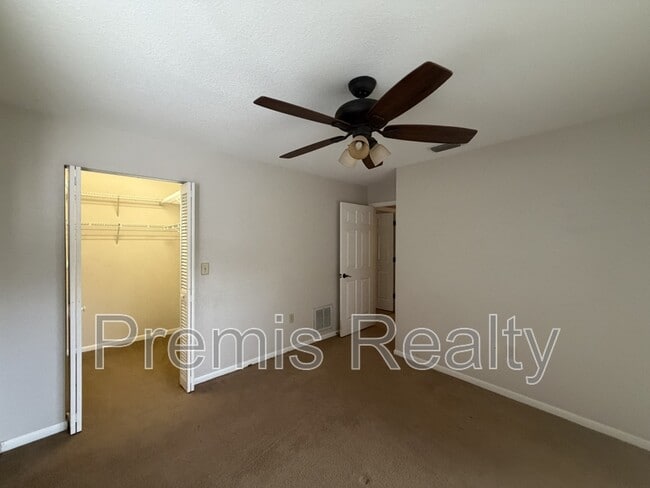 Building Photo - 20 Ridgecroft Ln