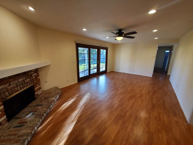 Building Photo - Wonderful Mid Century Home available for lease