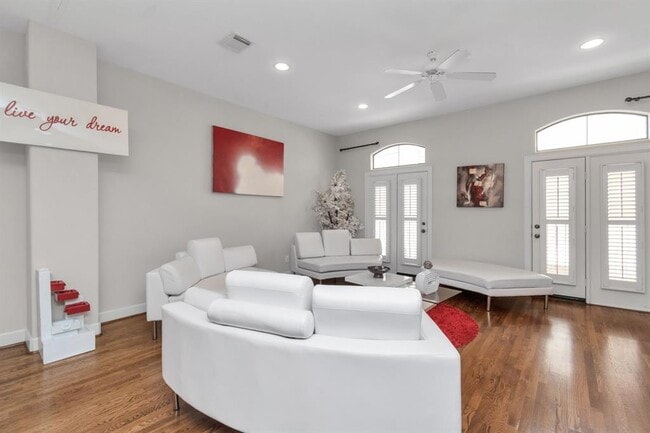 Building Photo - 592 Bomar St