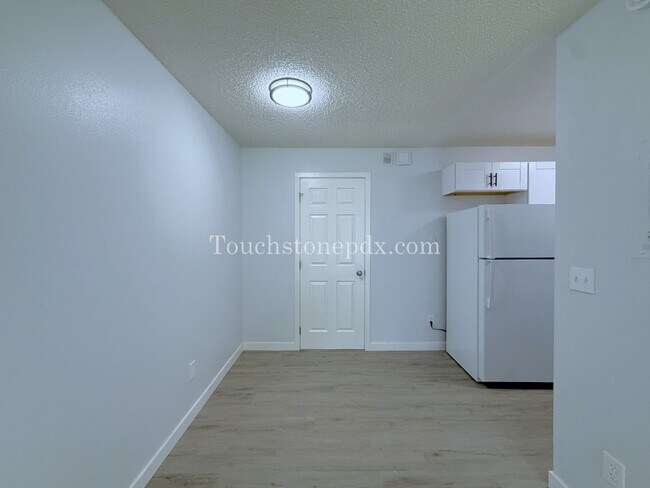 Building Photo - 2 WEEKS FREE OF RENT! Inviting East Portland Apartment