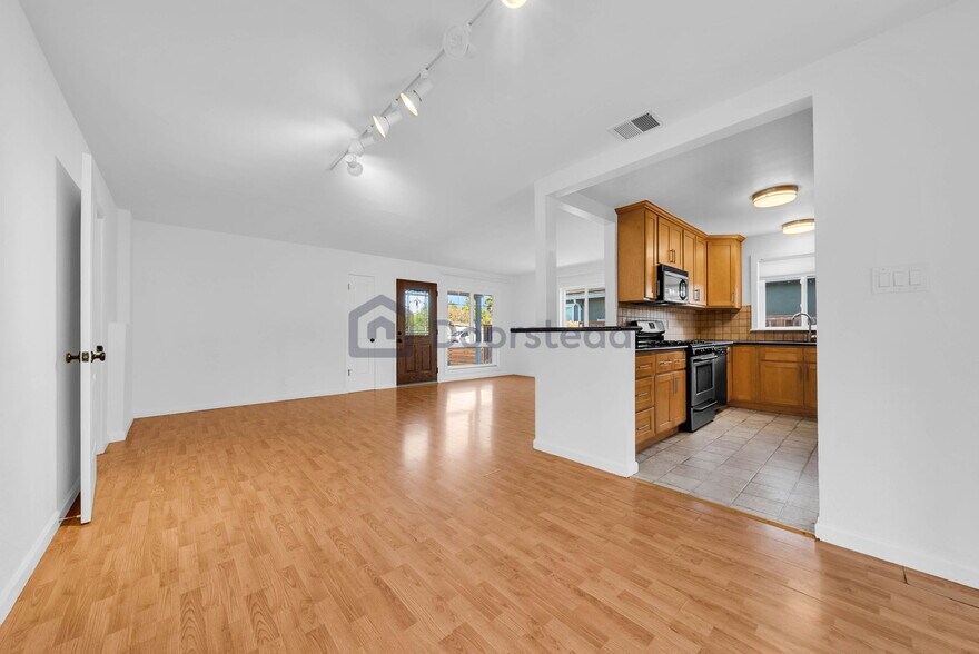 Building Photo - 2448 Pioneer Ave