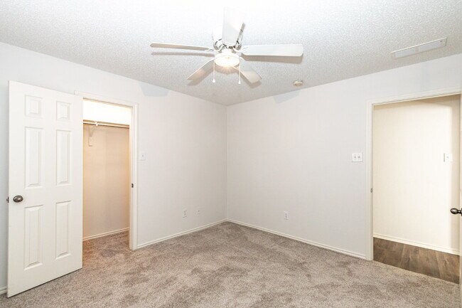 Building Photo - 2 Bedroom 2 Bathroom Duplex