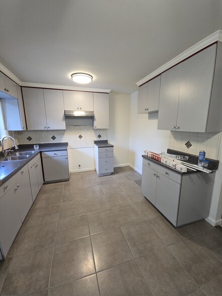 kitchen - 7637 N Claybeck Ave