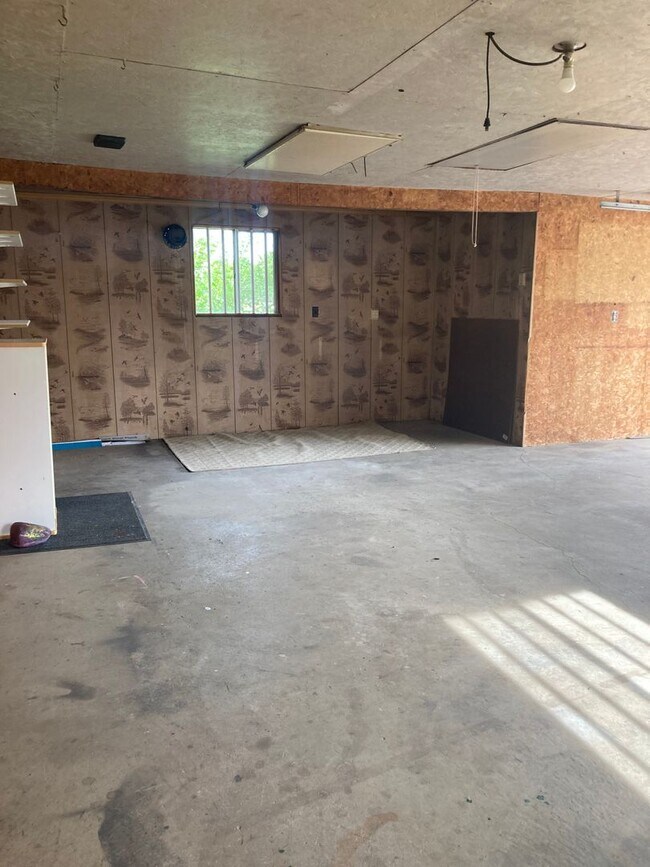 Building Photo - Must See! Large 3 Bedroom, 2 Bath Ranch Ho...