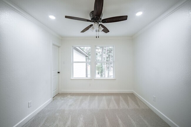 Building Photo - 10038 Westview Dr