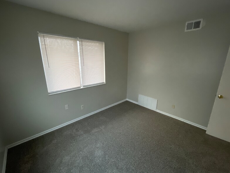 Building Photo - 1107 W James Blvd