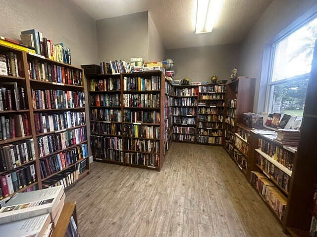 Building Photo - 14831 Park Lake Dr