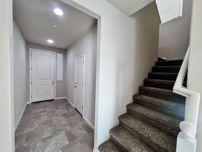 Building Photo - $2,195 DeWolf & Barstow, 3 Bedroom House - Clovis / Community Pool + Neighborhood Parks