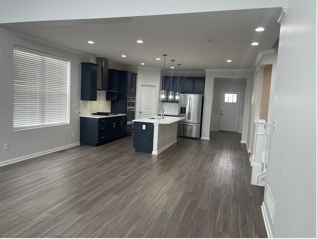 Building Photo - Beautiful House wtih lots of space!