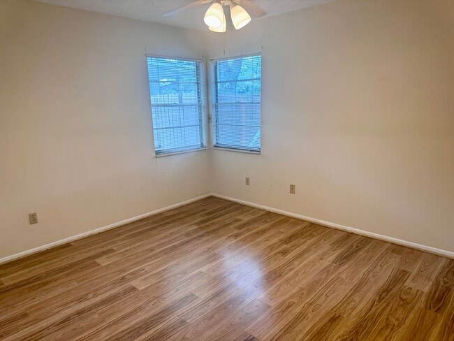 Building Photo - 2/1 Townhome Located in Carrollwood WITH G...