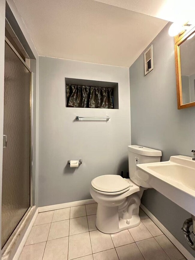 Building Photo - 3 bedroom 2 bath house in South Philly ava...