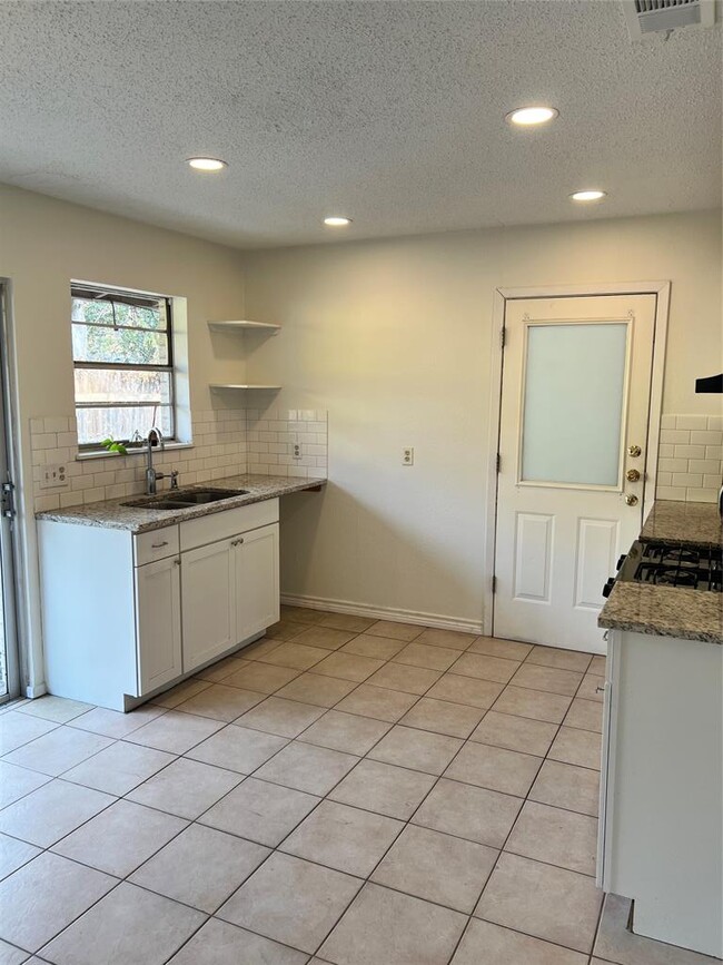 Building Photo - 8311 Hathaway Dr