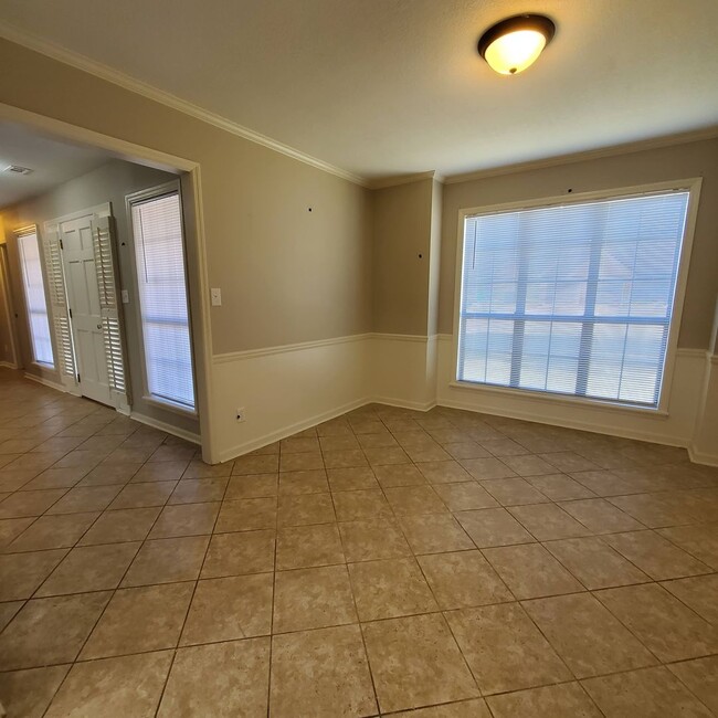 Building Photo - Charming Southern Comfort: A Home to Make Memories in Valdosta, Georgia