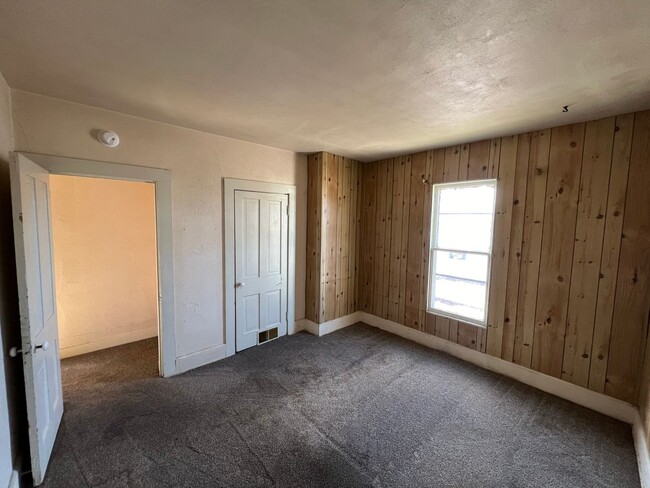 Building Photo - 3 bed 1.5 bath house in Davenport availabl...