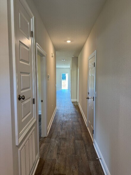 Building Photo - 13600 Shea Cir