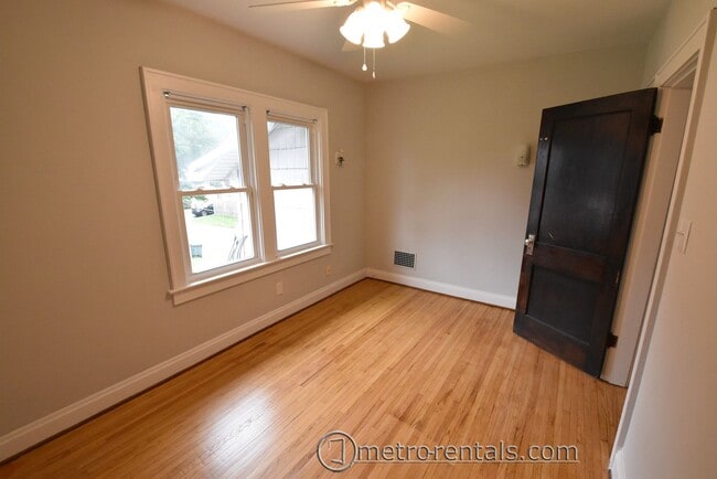 Building Photo - 2832-2834 Indianola Avenue