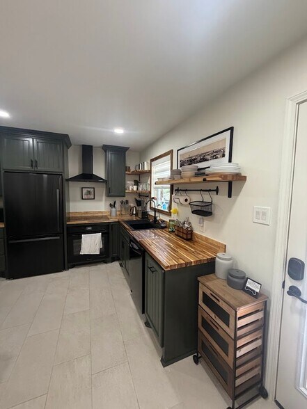 Building Photo - 3737 Lakeshore Dr