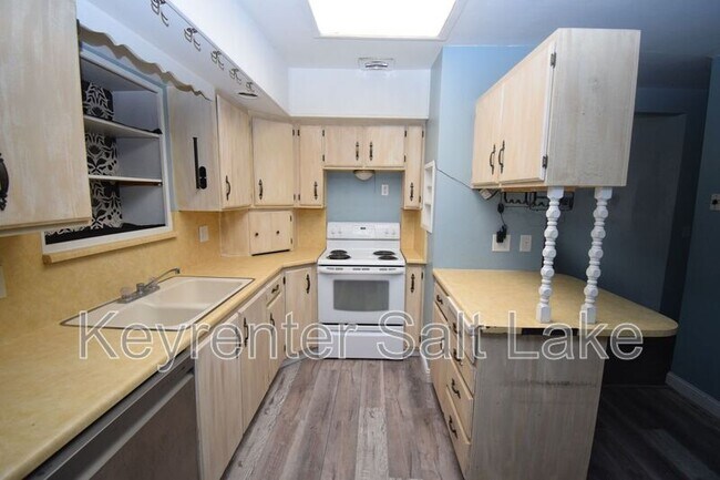 Building Photo - 3215 S 4400 W