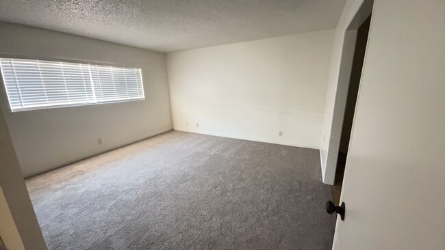 Building Photo - 3 BEDROOM VICTORVILLE HOME