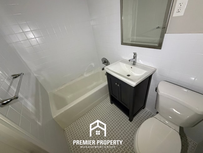 Building Photo - Stunning 3BR Memphis Home with Fenced Backyard & Patio