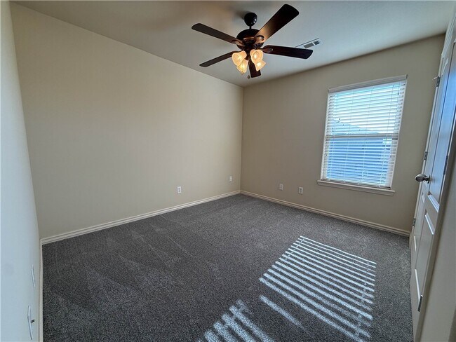 Building Photo - 902 Oakwood Ln