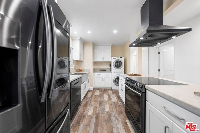 Building Photo - 1231 W 87th St