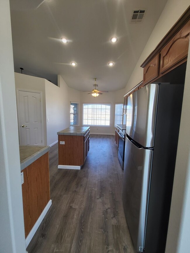 Building Photo - GOLDEN SPRINGS RANCH U8 - W. Betty Avenue