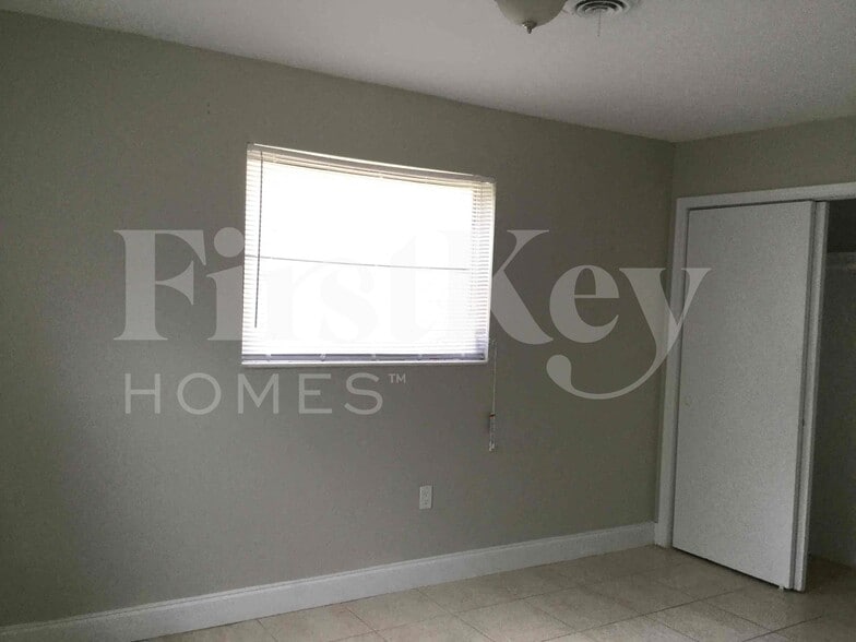 Building Photo - 5971 NW 15th St