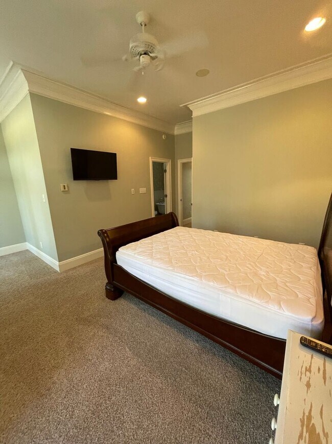 Building Photo - Avialable now!! 2 Bedroom, 2 Bath Cottage ...